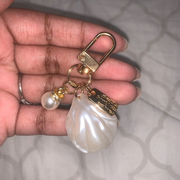 AirPods Pro Case and Earbuds - Picture 5 of 6